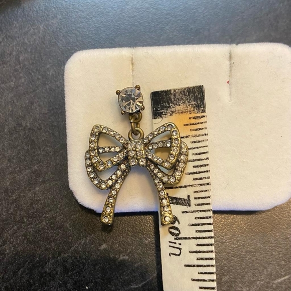 BETSEY JOHNSON | GOLD BOW EARRINGS - Picture 3 of 4